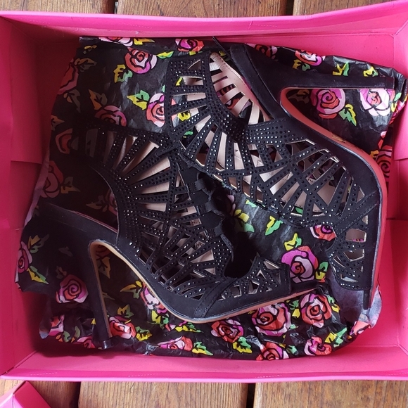 BETSEY JOHNSON Lexxe Rhinestone Cage Sandals sz 6 - Picture 14 of 15